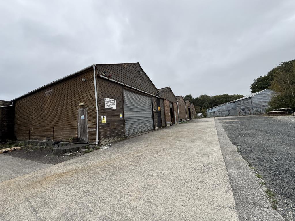 Lot: 76 - INDUSTRIAL/OFFICE UNIT ON A LARGE PLOT WITH POTENTIAL - Rear warehouses